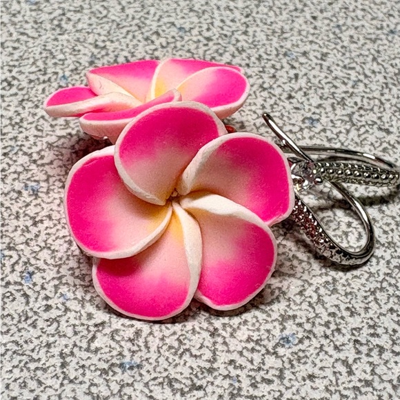 2/22 Hawaiian flower Pink and White polymer clay Earrings - Picture 2 of 9